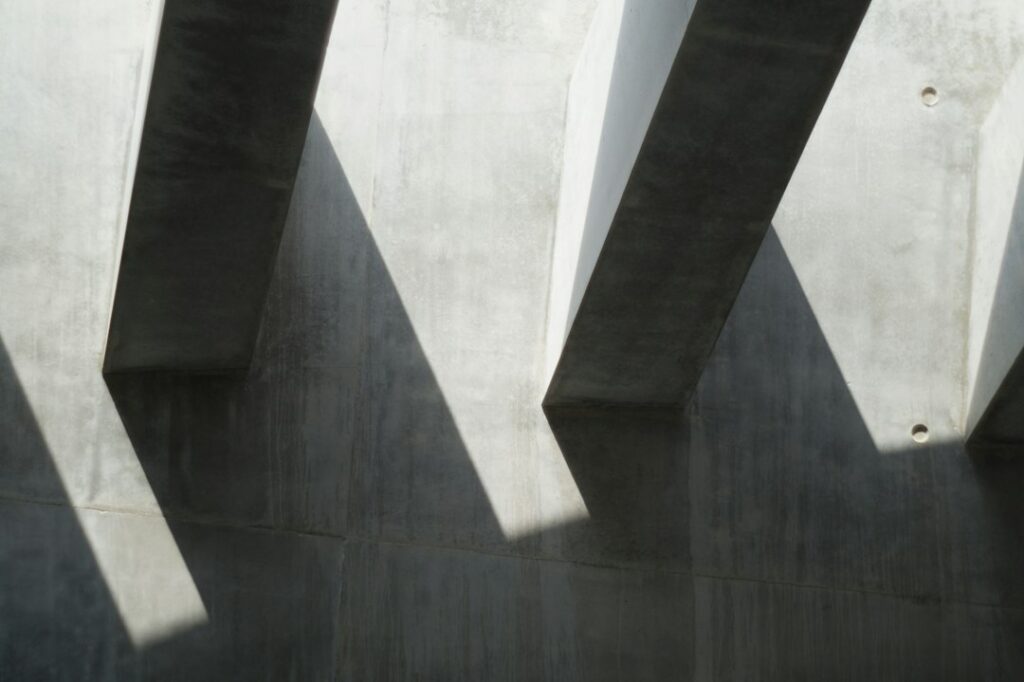 Detalle de arquitectura contemporánea con luz natural